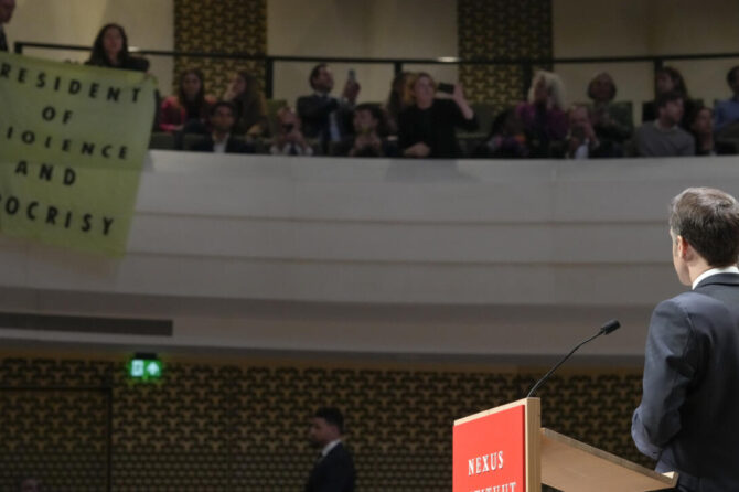 Pays-Bas : en plein discours, Emmanuel Macron hué et interrompu par des manifestants