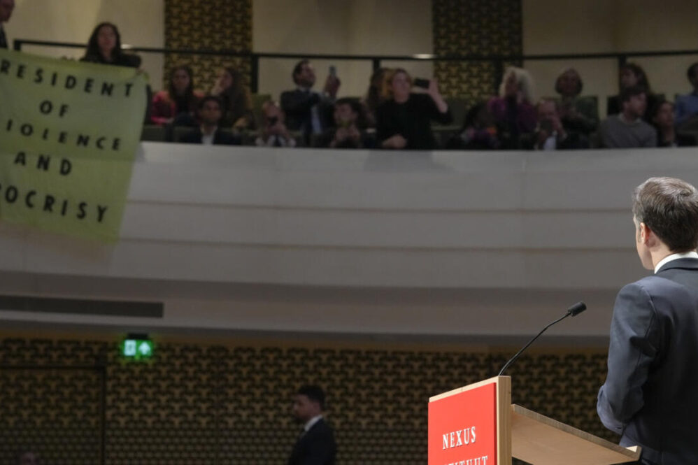 Pays-Bas : en plein discours, Emmanuel Macron hué et interrompu par des manifestants