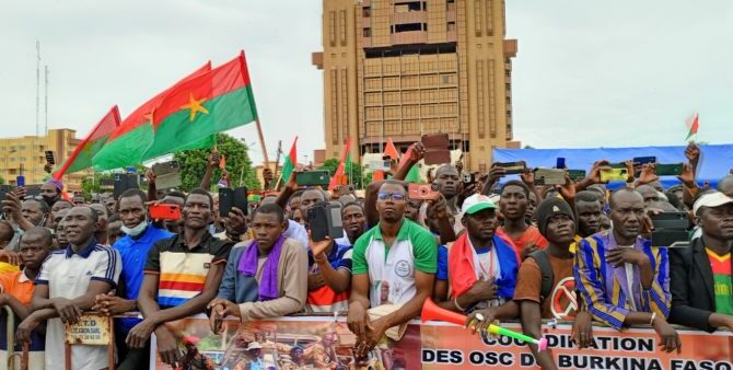 Burkina-Faso : des milliers de manifestants réclament une nouvelle Constitution