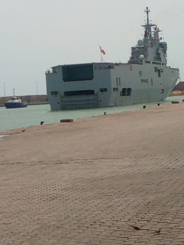 Navire militaire français au port de Cotonou (Photo : Olofofo)