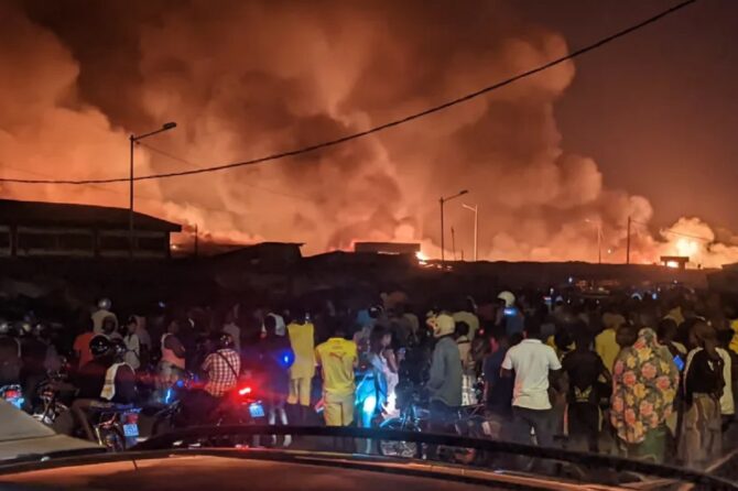 Drame à Agoè Assiyéyé : un incendie dévastateur anéantit le Grand marché de Lomé