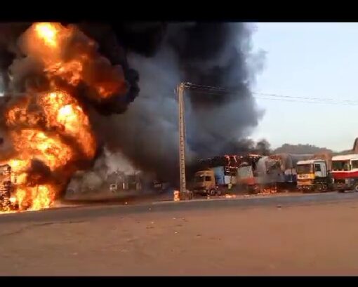 Incendie à Kandi : 07 camions consumés par les flammes