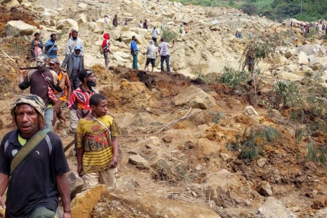 2 000 personnes « enterrées vivantes » dans un glissement de terrain en Papouasie-Nouvelle-Guinée !