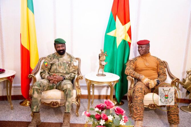 Burkina Faso : Ibrahim Traoré reçoit (enfin) la visite d’Assimi Goïta