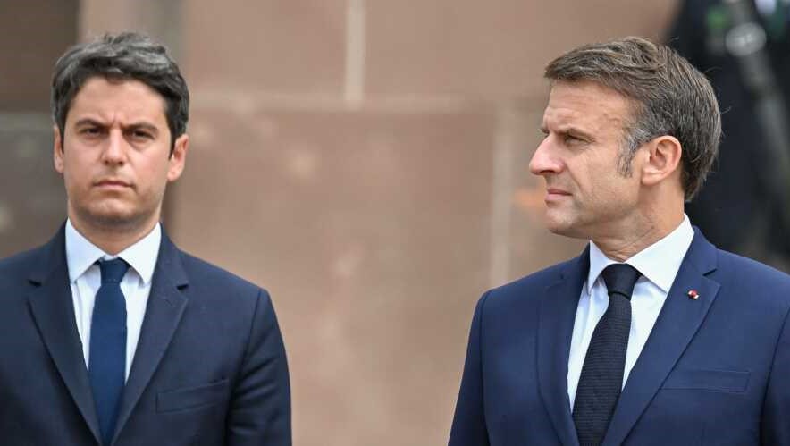 En France, Attal démissionne, mais Macron le maintient à Matignon