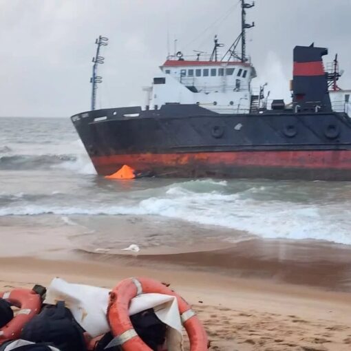 Navire de gazoil échoué à la plage de Fidjrossè : la police procède à des arrestations