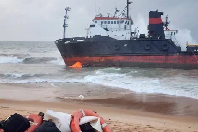 Navire de gazoil échoué à la plage de Fidjrossè : la police procède à des arrestations