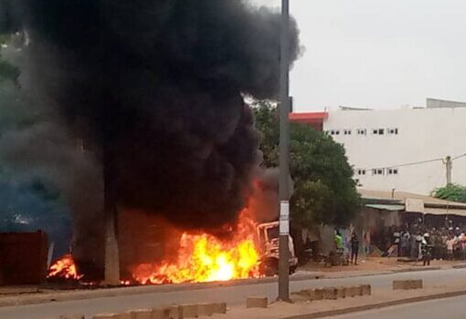 Bénin : un camion d'essence de contrebande réduit en cendres