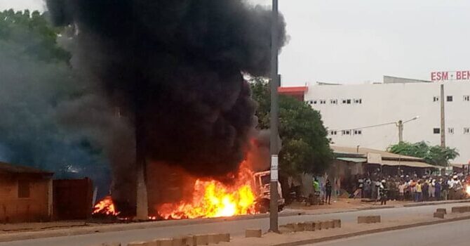 Bénin : un camion d'essence de contrebande réduit en cendres