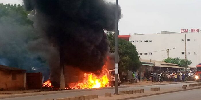 Bénin : un camion d'essence de contrebande réduit en cendres