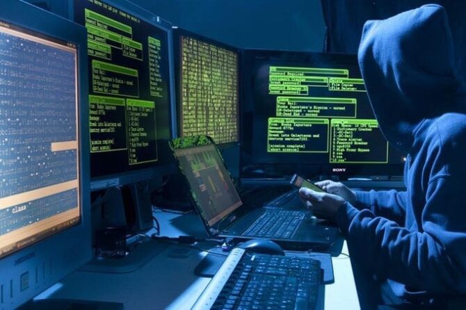 Neuf présumés cybercriminels dont une femme arrêtée